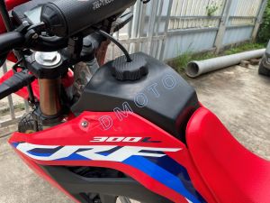 ถังน้ำมัน พลาสติก สำหรับรถ CRF 300 L (เท่านั้น) ได้ทุกปี 9.5 ลิตร น้ำหนักเบาลง 0.86 กิโลกรัม บรรจุได้เพิ่มขึ้น 1.6 ลิตร