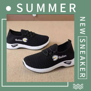 QXshop สาวเท่ถูกใจสิ่งนี้ รองเท้าผ้าใบสุดฮิต ดีไซน์ทันสมัย ตกแต่งด้วยดอกเดซี่น่ารักๆ ไม่ถือว่าพลาดมาก