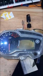 Phim phân cực giúp phục hồi màn hình Exciter 150 2015-2018 bị ố mờ không rõ chữ