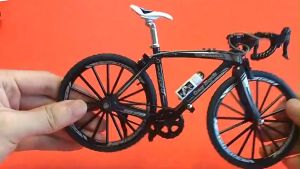 Alloy Road Racing Bike Model Realistic Metal Bicycle Replica for Kids Collectible Toy Vehicle & Ornament Gift Mountain Bicycle Diecast Metal Simulation Mountain Bike decoration Collection Toy For Boys