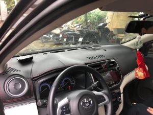 Thảm taplo da vân carbon cao cấp Toyota Rush