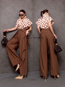 กางเกงขายาวเอวสูง ทรงขากว้าง ดีไซน์เก๋: กางเกงมาพร้อมดีเทลจับจีบด้านหน้า ผูกเอวเสริมความเก๋ ทำให้ดูยาวและหรูหรา ใส่แล้วพรางหุ่นได้ดี ผ้านุ่มพลิ้ว สวมใส่สบาย ไม่ว่าจะใส่ทำงานหรือเที่ยว. 💫 ฟังก์ชันการใช้งาน สะดวกสบาย: ซิปหน้า กระเป๋าข้าง และเอวสม็อคด้าน