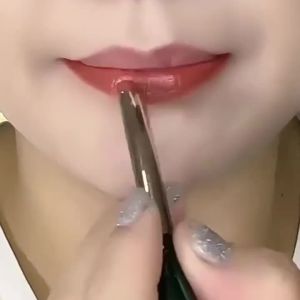 A dual-use cinnamon milk tea color lipstick that doesnt stick to cups and doesnt fade carrot color matte long-lasting available for dropshipping nes 334