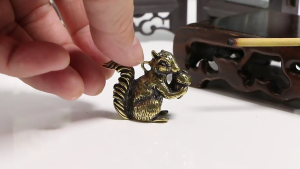 2ชิ้นกระรอกทองเหลืองทึบพวงกุญแจถาดรองเครื่องหอมรูปมังกรเครื่องประดับตกแต่งสำหรับตกแต่งบ้านและของขวัญ Aromatherapies