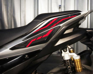 Yamaha AEROX OLD 2015-2019 Rear Side Sepasang Kiri kanan | Rear Side Cover Bahan Karet Tebal 3D Motif Timbul Emboss Awet Warna Tidak Luntur Aksesoris Variasi Modifikasi Decals Emblem Buat Motor lebih Cakep keren Kece