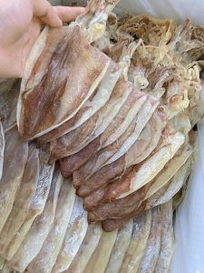 Mực khô size 45 - 50 con/kg. Quy cách đóng gói 200g.