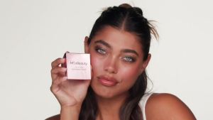 MCoBeauty Phấn Mắt Siêu Sang Trọng - Cheeky Cat    Bảng phấn mắt màu hồng nude có hiệu ứng lấp lánh và lì dễ tán có thể tạo nhiều lớp màu dạng nén nhỏ gọn có kèm gương sản phẩm thuần chay và không thử nghiệm trên động vật.