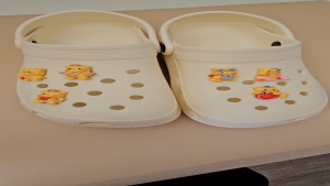 Charm gắn dép sticker cross sục mẫu C81 gấu vàng