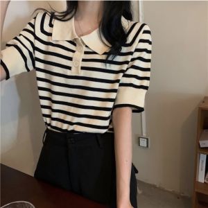 YooYo- เสื้อไหมพรมแขนสั้น คอปก กระดุมด้านหน้า ดีเทลลายทาง (81056)