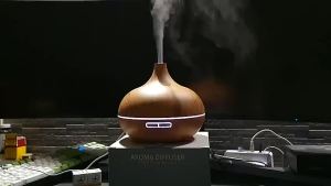 MÁY KHUẾCH TÁN TINH DẦU 550ml Cao Cấp Chuyên DụngCó REMOTE Điều Khiển Từ Xa - Phun Sương Siêu Âm Đèn LED 7 Màu Rất Đẹp