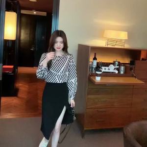 Ammin Áo in sọc đi làm thoải mái dễ phối rộng phong cách Hàn Quốc thời trang áo lụa dâu tằm rộng áo áo sọc lụa thanh lịch thời trang cổ chữ V Tay áo dài 2024