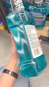 Nước Súc Miệng Listerine Ultraclean Coolmint 1.5 Lít - Hương vị bạc hà the mát mang lại cảm giác sảng khoái suốt cả ngày cho hơi thở thơm tho ngừa vi khuẩn gây mùi.  Hỗ trợ đánh bay mảng bám và vôi răng giúp hàm răng của bạn trắng sáng chắc khỏe.