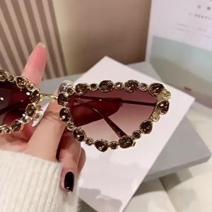 AU New sunglasses stylish and trendy with a retro European and American design featuring large rhinestones and a metallic finish for a high-end look offering UV protection for women