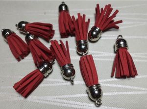 พู่ชิ้นเล็ก ขนาดยาวประมาณ 35 มิล ขั้วสีเงินและสีทอง มีห่วงไว้สำหรับประดิษฐ์เป็นพวงกุญแจหรือที่ห้อยกระเป๋า และงาน DIY ต่างๆ แพคละ 10 ชิ้น พร้อมส่งค่ะ