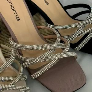Sandal Hak Wanita: Pilihan Elegan untuk Acara Penting