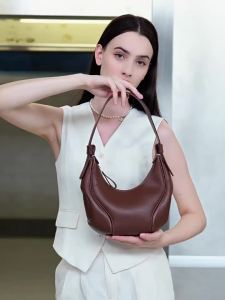 Túi kẹp nách nữ phong cách bóng chày màu Maillard 2026 Túi đeo chéo nữ da thật hình trăng khuyết phong cách retro độc đáo mẫu mới