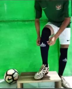 kaos kaki BOLA PUTSAL merk TENSIO warna Hitam polos panjang sepaha gambar hasil japretan sendiri bahan tebal adem lembut dan sangat nyaman dipakai