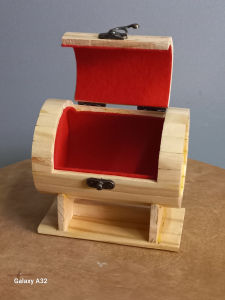 Hộp gỗ thông tròn.