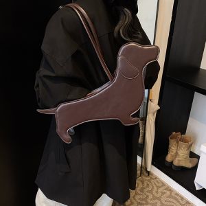 กระเป๋าหมาดัชชุน มีสีน้ำตาล สีดำ สะพายเเล้วเก๋เท่ห์ไม่เหมือนใคร  สะพายคล้องไหล่  มี 2 สี ดำ  น้ำตาล