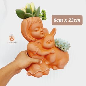 Chậu đất nung Bình Dương - Cô gái Serena và bạn thỏ miệng chậu 8cm chiều cao 23cm