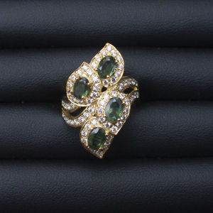 แหวนพลอยเขียวส่องจันทบุรี (Green Sapphire) ตัวเรือนเงินแท้92.5%ชุบทอง ประดับข้างด้วยเพชรCZ ไซส์นิ้ว 54 หรือ เบอร์ 7 USมีใบรับประกันสินค้าจากทางร้าน