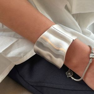 BEAUTYLADIES แบบมีพื้นผิว สร้อยข้อมือโลหะเรียบง่าย แมตต์ รูปทรงเรขาคณิต กำไลข้อมือข้างกว้าง บุคลิกภาพ จิวเวลรี่มือ สร้อยข้อมือที่เกินจริง ผู้หญิง