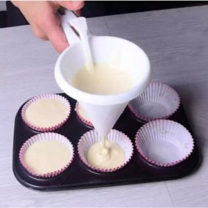 Patisserie Cream Funnel Batter Adjustable Chocolate Batter Hand-held Batter Dispenser Practical Cake Dessert Decoration Kitchen Gadget Practical plastic baking tool with adjustable flow control nozzle easy to dispense chocolate cream and batter evenly.
