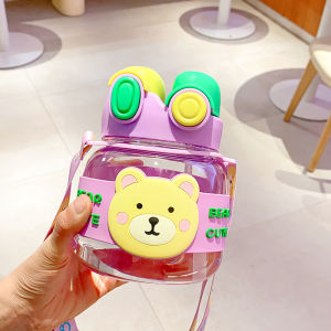 Bình Nước Trẻ Em 1 Lít Hoạt Tiết Gấu Cute 2 Đường uống Có Dây Đeo Chéo Và Ống hút