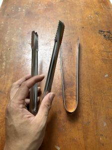 Kẹp gắp đá thức ăn bằng inox có răng cưa đa năng tiện lợi chắc chắn chống gỉ là trợ thủ cần thiết trong nhà bếp giúp bạn dễ dàng gắp đồ nóng lạnh và các loại thực phẩm mà không cần tiếp xúc trực tiếp hạn chế bỏng và đảm đảm vệ sinh