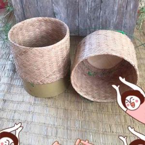 กล่องข้าว หรือ กระติ๊บข้าวเหนียว ทําจากต้นคล้า ขนาดเล็ก