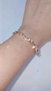 Gelang Tangan Lupine 01 Material: Alloy Lapis Mas 18K Permata : Zirconia Premium Quality & Tahan Lama BP012