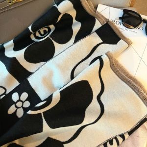 JEWELS1 ดอกไม้ประดับดอกไม้ ผ้าพันคอพิมพ์ลาย คาเมลเลีย สีดำสีขาว ผ้าคลุมไหล่ขนสัตว์ขนาดใหญ่ ง่ายๆ อบอุ่นและอบอุ่น ผ้าพันคอแคชเมียร์ฤดูหนาว ผู้หญิง/ผู้ชาย