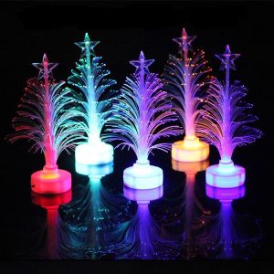 Cây thông Noel mini kèm đèn led phát sáng cây thông đã gồm pin đi kèm.