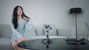 Q18 Gimbal Stabilizer Desktop Follow-up Mode Smartphone Selfie Stick with Fill Light for Xiaomi Cellphones Desktop Mode Gimbal Stabilizer Fill Light Selfie Stick Tripod