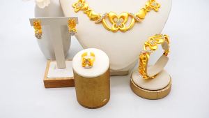 ผีเสื้อสองชั้นขายดีฝังเพชร 24K ชุดเครื่องประดับสร้อยคอ ต่างหู แหวน สี่ชิ้น