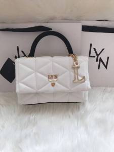 พร้อมส่งครบสี  กระเป๋าสะพายข้าง LYN รุ่นโคโค่ หูจับมีอะไหล่ตัว L งานสวยรุ่นฮิต