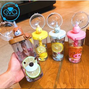 Set 2 Ly Tự Khuấy Hoạ Tiết Đáng Yêu Có Ống Hút Và Nắp Đậy Tiện Lợi M3497