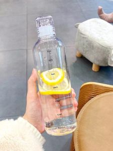 ฤดูร้อนกีฬาที่เรียบง่ายและขวดน้ำขนาดฟิตเนสความจุขนาดใหญ่กีฬาและการออกกำลังกายถ้วยที่มีประโยชน์อินเทอร์เน็ตคนดังถ้วยพลาสติกทนอุณหภูมิสูง