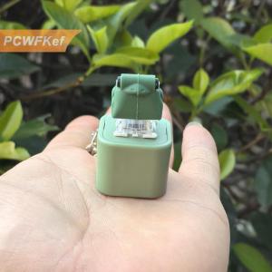 【PCWFKef】 พวงกุญแจของเล่นรูปกบงอึ้งพร้อมไฟหลากสีช่วยบรรเทาความเครียดและความวิตกกังวลของเล่นปุ่มเสียงสัตว์แสนสนุก