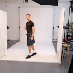 แบบดั้งเดิมสก็อต Kilt ผู้ชายยุคกลางเครื่องแต่งกายสีทึบจีบกระโปรงกับกระเป๋าย้อนยุคฮาโลวีน S-5XL ลายสก๊อต