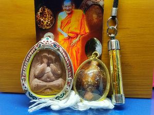 全功效泰国佛牌 大名鼎鼎龙婆玛哈士拉高僧大德(龙婆济公)大福利配套(4样聖物一起)1)全功效金达曼呢药肉必打掩面佛2) 挡煞至尊圣品挡降贝3)百万富翁符管4)大法会白色经绳Master Lp Maha Sila Sirichanto(Lp Zhi Kong)Super Value Pack(4 holy items togetherPls see below)