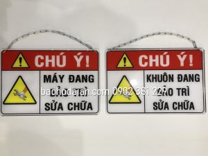 Bảng mica cảnh báo đang bảo trì sửa chữa có xích treo 20 x 30cm