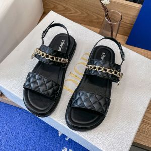 TKGirl Hot price🔥 รองเท้าแตะสวมรัดส้น รองเท้าผู้หญิงแต่งสายโซ่สุดน่ารัก 💗 ดีไซน์ Hi class เหมาะกับใส่ทำงาน หรือใส่เที่ยวลุคเรียบๆ เป๊ะทุกสไตล์การแต่งตัว