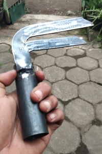 Alat perkebunan alat pertanian pembersih daun tebu (model L)