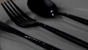 ชุดช้อนส้อมพลาสติกสีดำ Supernal 360 ชิ้น ทนทาน ใช้แล้วทิ้ง ดีไซน์ลายตอก ชุดอุปกรณ์สีดำประกอบด้วยมีด 120 ชิ้น ส้อม 120 ชิ้น และช้อน 120 ชิ้น เหมาะสำหรับงานปาร์ตี้ วันครบรอบ และฮาโลวีน