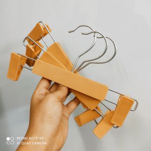 Móc treo quần áo người lớn trẻ em - kẹp nhựa siêu bền màu vàng nhạt đầu móc xoay 360 độ