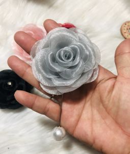 Trâm cài áo hoa hồng voan. Có nhiều màu