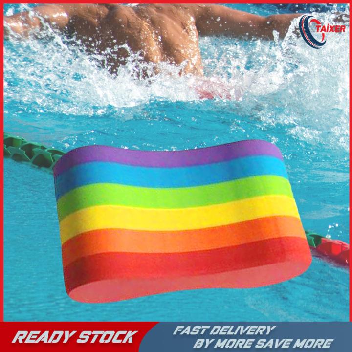 Il Pull Buoy, Uno Degli Attrezzi Utili Per L'allenamento Di Nuoto