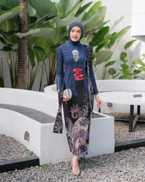 Set%20Couple%20Ayu%20Navy,%20Couple%20Kebaya%20Wisuda%20Tunangan%20Setelan%20Brokat%20Kutubaru%20Rok%20Span%20Batik%20-%20Image%207