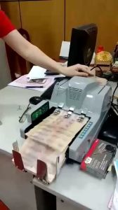 Máy đếm tiền XIUDUN_ 2400C máy đếm chính xác số lượng tờ đếm được tất cả các loại tiền